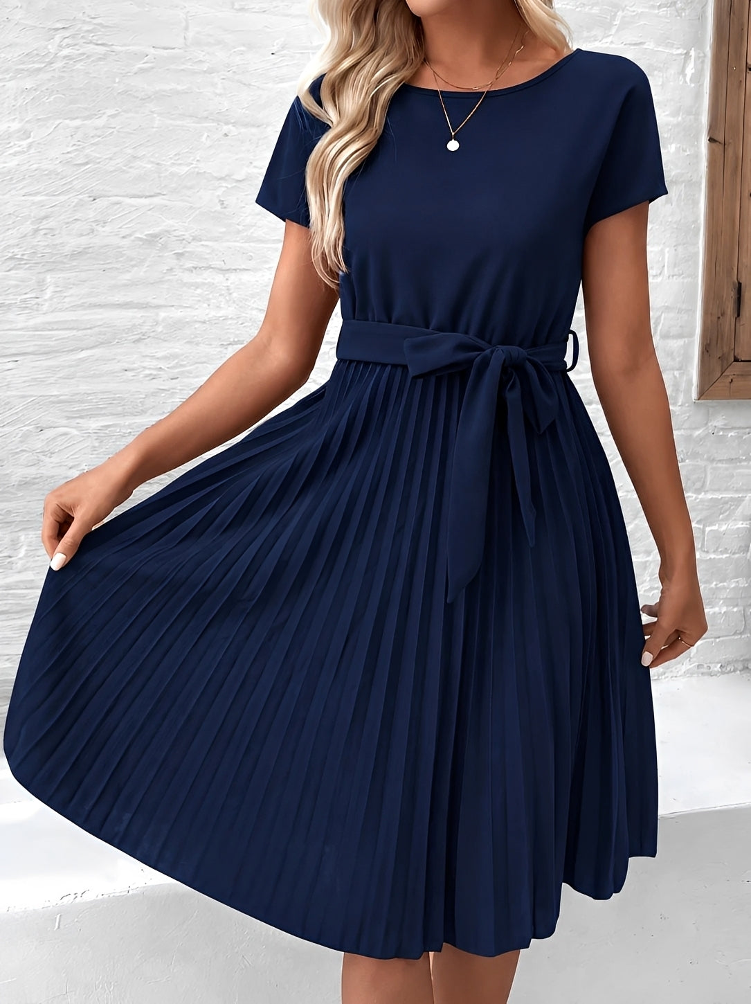 Meza - Midikleid mit Falten, Bindegürtel und kurzen Ärmeln